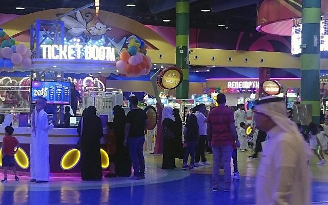 Des Saoudiens dans un centre commercial ouvert pendant l'heure de la prière, le 14 août 2019. (Crédit : AFP) Des Saoudiens dans un centre commercial ouvert pendant l'heure de la prière, le 14 août 2019. (Crédit : AFP)