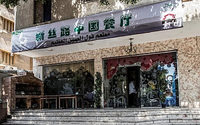 Photo prise le 6 août 2019 : un restaurant où les étudiants ouïghours mangeaient leur cuisine traditionnelle dans le quartier oriental de Nasr City, dans la capitale égyptienne, au Caire. Un étudiant en Égypte a été arrêté et menotté par la police locale. Il a été surpris de se voir interroger par des fonctionnaires chinois sur ce qu'ils faisaient en Égypte. Trois semaines auparavant, l’Égypte et la Chine avaient signé un mémorandum de sécurité axé sur "la lutte contre le terrorisme". La Chine est l'un des plus gros investisseurs égyptiens. Elle investit dans des projets d'infrastructure de grande envergure, tels que la construction d'une nouvelle capitale administrative à l'est du Caire. Les échanges commerciaux entre les deux pays ont atteint un record de 13,8 milliards de dollars en 2018. (Crédit :  Khaled DESOUKI / AFP )
