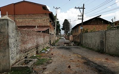 Une rue desserte de Soura, à Srinagar, après que l'Inde a bouclé la zone, après avoir révoqué l'autonomie du Cachemire, le 16 août 2019. (Crédit : Jalees ANDRABI / AFP)