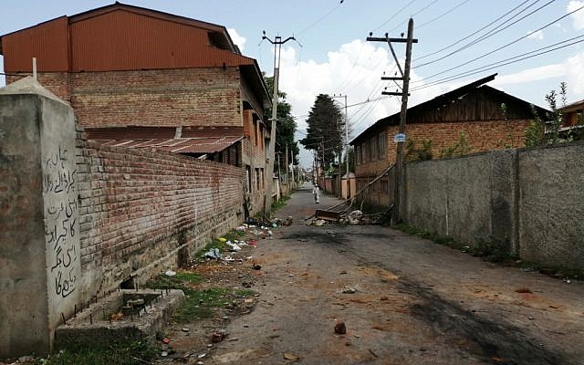 Une rue desserte de Soura, à Srinagar, après que l'Inde a bouclé la zone, après avoir révoqué l'autonomie du Cachemire, le 16 août 2019. (Crédit : Jalees ANDRABI / AFP) Une rue desserte de Soura, à Srinagar, après que l'Inde a bouclé la zone, après avoir révoqué l'autonomie du Cachemire, le 16 août 2019. (Crédit : Jalees ANDRABI / AFP)