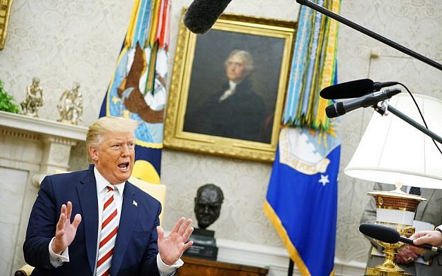 Le président américain Donald Trump pendant une réunion avec le président roumain Klaus Iohannis (hors-cadre) dans le bureau ovale de la Maison Blanche à Washington, le 20 août 2019 (Crédit : Photo by MANDEL NGAN / AFP) Le président américain Donald Trump pendant une réunion avec le président roumain Klaus Iohannis (hors-cadre) dans le bureau ovale de la Maison Blanche à Washington, le 20 août 2019 (Crédit : Photo by MANDEL NGAN / AFP)