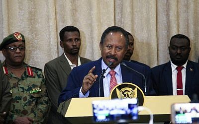 Abdallah Hamdok, investi Premier minsitre soudanais par intérim, donne une conférence à Khartoum, le 21 août 2019. (Crédit : Ebrahim HAMID / AFP)
