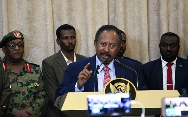 Abdallah Hamdok, investi Premier minsitre soudanais par intérim, donne une conférence à Khartoum, le 21 août 2019. (Crédit : Ebrahim HAMID / AFP)