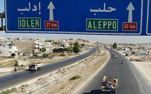 Des civils syriens fuient la zone d'Idlevb, le 21 août 2019. (Crédit : Omar HAJ KADOUR / AFP) Des civils syriens fuient la zone d'Idlevb, le 21 août 2019. (Crédit : Omar HAJ KADOUR / AFP)
