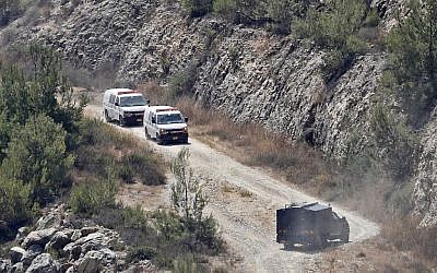 Illustration : Des ambulances israéliennes quittent le site où une bombe aurait été jetée depuis une voiture à proximité de l'implantation israélienne de Dolev, en Cisjordanie, tuant une personne et faisant deux blessés, le 23 août 2019 (Crédit : Ahmad GHARABLI / AFP)