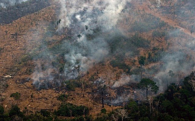 Vue aérienne de la fumée qui consume des hectares de la forêt amazoonienne, dans la région de Boca do Acre, aau nord-ouest du Brésil, le 24 août 2019 (Crédit : LULA SAMPAIO / AFP) Vue aérienne de la fumée qui consume des hectares de la forêt amazoonienne, dans la région de Boca do Acre, aau nord-ouest du Brésil, le 24 août 2019 (Crédit : LULA SAMPAIO / AFP)
