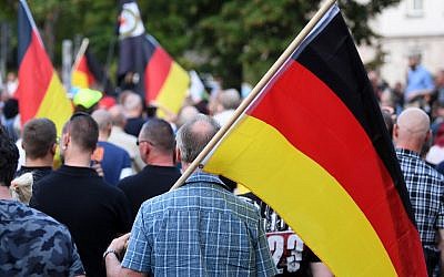 Des partisans du mouvement pro-Chemnitz rassemblés le 25 août 2019, en Allemagne. (Crédit : Hendrik Schmidt / DPA / AFP)