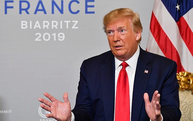Le président américain Donald Trump pendant une rencontre bilatérale avec le président Egyptien et président de l'Union africaine Abdel Fattah al-Sissi à Biarritz, au sud-ouest de la France, au troisième jour du sommet du G7, le 26 août 2019 (Crédit : Nicholas Kamm / AFP) Le président américain Donald Trump pendant une rencontre bilatérale avec le président Egyptien et président de l'Union africaine Abdel Fattah al-Sissi à Biarritz, au sud-ouest de la France, au troisième jour du sommet du G7, le 26 août 2019 (Crédit : Nicholas Kamm / AFP)