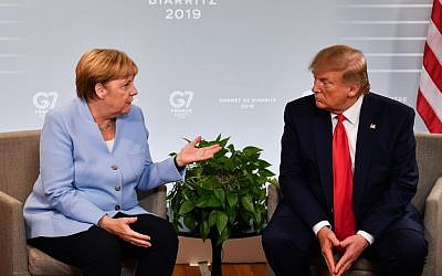 La chancelière allemande Angela Merkel, à gauche, et le président des États-Unis, Donald Trump, s'expriment lors d'une réunion bilatérale au troisième jour du sommet annuel du G7 à Biarritz, dans le sud-ouest de la France, le 26 août 2019. (Crédit : Nicholas Kamm / AFP) La chancelière allemande Angela Merkel, à gauche, et le président des États-Unis, Donald Trump, s'expriment lors d'une réunion bilatérale au troisième jour du sommet annuel du G7 à Biarritz, dans le sud-ouest de la France, le 26 août 2019. (Crédit : Nicholas Kamm / AFP)
