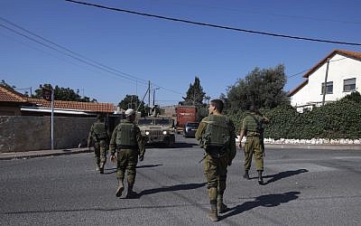 Des soldats israéliens patrouillent près de la ville d'Avivim, dans le nord d'Israël, proche de la frontière avec le Liban, le 26 août 2019 (Crédit : JALAA MAREY / AFP)