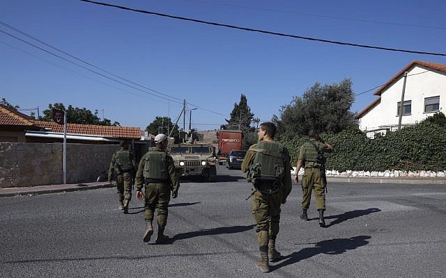 Des soldats israéliens patrouillent près de la ville d'Avivim, dans le nord d'Israël, proche de la frontière avec le Liban, le 26 août 2019 (Crédit : JALAA MAREY / AFP)