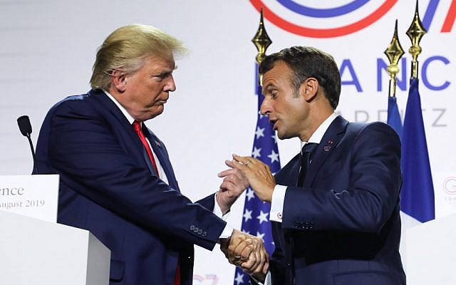 Le président français, Emmanuel Macron (à droite) et le président américain, Donald Trump, se serrent la main lors d'une conférence de presse conjointe à Biarritz, dans le sud-ouest de la France, le 26 août 2019, le troisième jour du sommet annuel du G7 réunissant les dirigeants des sept pays du monde. démocraties les plus riches, la Grande-Bretagne, le Canada, la France, l’Allemagne, l’Italie, le Japon et les États-Unis. (Crédit : Ludovic MARIN / AFP)