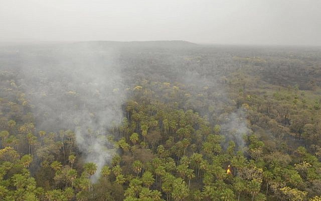Vue aérienne de la fumée causée par les feux de forêts en Amazonie, au parc national Otuquis,, en Bolivie, le 26 août 2019. (Crédit : Pablo COZZAGLIO / AFP)