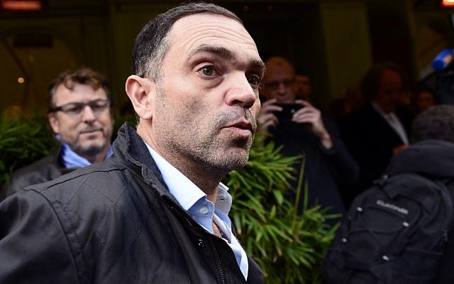 Yann Moix, en 2013, devant le restaurant Drouot, à Paris, après avoir reçu le prix Renaudot. (Crédit : Eric Feferberg / AFP) Yann Moix, en 2013, devant le restaurant Drouot, à Paris, après avoir reçu le prix Renaudot. (Crédit : Eric Feferberg / AFP)