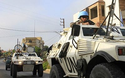 Des soldats des forces intérimaires des Nations unies au Liban (FINUL) patrouillent dans le village libanais de Kfar Kila , le long de la frontière avec Israël, le 29 août 2019 (Crédit : Mahmoud ZAYYAT / AFP)