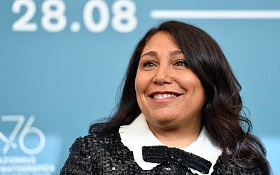 La cinéaste saoudienne Haifaa al-Mansour le 29 août 2019 présente son filme "The Perfect Candidate" à la 76e édition de la Mostra de Venise, (Crédit : Alberto PIZZOLI / AFP)