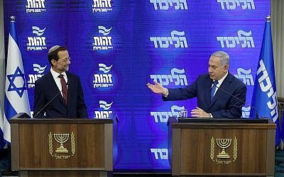 Le Premier ministre et président du Likud, Benjamin Netanyahu (à droite) et le président du parti Zehut, Moshe Feiglin (à gauche), à une conférence de presse conjointe à Ramat Gan, le 29 août 2019. (Crédit : Jack GUEZ / AFP)