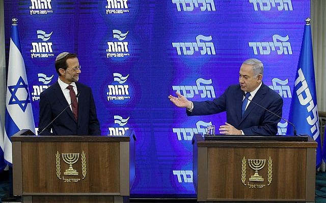 Le Premier ministre et président du Likud, Benjamin Netanyahu (à droite) et le président du parti Zehut, Moshe Feiglin (à gauche), à une conférence de presse conjointe à Ramat Gan, le 29 août 2019. (Crédit : Jack GUEZ / AFP)