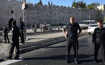 La police israélienne montre la garde sur la rue Sultan Suleiman dans la Vieille Ville de Jérusalem, le 19 août 2016. (Crédit : AFP/Menahem Kahana)