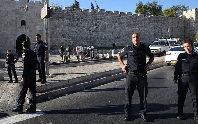 La police israélienne montre la garde sur la rue Sultan Suleiman dans la Vieille Ville de Jérusalem, le 19 août 2016. (Crédit : AFP/Menahem Kahana) La police israélienne montre la garde sur la rue Sultan Suleiman dans la Vieille Ville de Jérusalem, le 19 août 2016. (Crédit : AFP/Menahem Kahana)