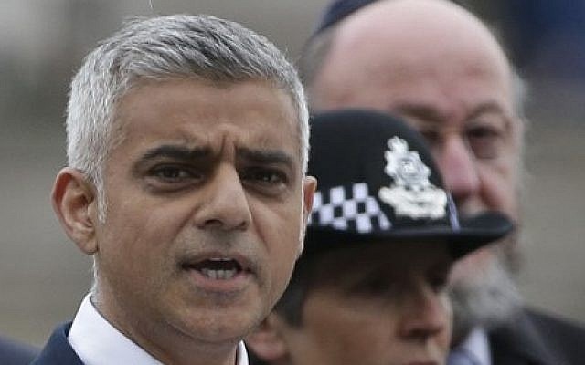 Illustration : Le maire de Londres, Sadiq Khan, s'exprime lors d'une veillée au Potters Fields Park à Londres, le 5 juin 2017 (Crédit : AFP/Daniel Leal-Olivas)