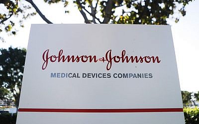 L'entrée du campus Johnson & Johnson à Irvine, en Californie, le 26 août 2019. (Crédit : Mario Tama/Getty Images/AFP