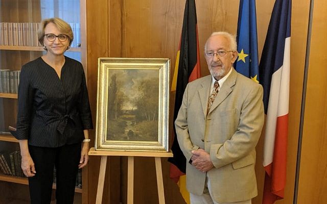 Anne-Marie Descôtes, ambassadrice française à Berlin, et Peter Forner, avec le tableau, le 23 juillet 2019. (Crédits photo : FranzBotschaft / Twitter)