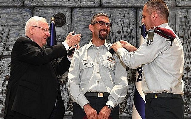 Ala Abu Rokun (au centre) est promu général de brigade par le président Reuven Rivlin et le chef d'état-major Aviv Kohavi, à la résidence présidentielle, le 14 août 2019. (Crédit : Mark Neiman/GPO)