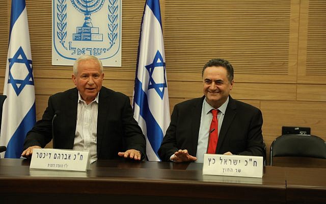 Le ministre des Affaires étrangères Yisrael Katz, (à droite) intervient lors de la Commission des affaires étrangères et de la défense de la Knesset, le 6 août 2019. (Yitzhak Harari/Knesset) Le ministre des Affaires étrangères Yisrael Katz, (à droite) intervient lors de la Commission des affaires étrangères et de la défense de la Knesset, le 6 août 2019. (Yitzhak Harari/Knesset)