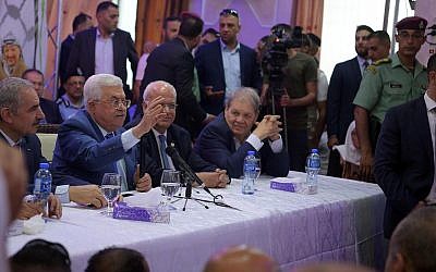 Le président de l'Autorité palestinienne Mahmoud Abbas prononce un discours dans le camp de réfugiés de Jalazone, le 10 août 2019. (Credit: Wafa) Le président de l'Autorité palestinienne Mahmoud Abbas prononce un discours dans le camp de réfugiés de Jalazone, le 10 août 2019. (Credit: Wafa)