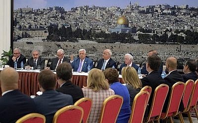 Le président de l'Autorité palestinienne Mahmoud Abbas s'adresse à des élus démocrates de la Chambre des représentants américaine, le 7 août 2019 à Ramallah. (Crédit : Wafa)