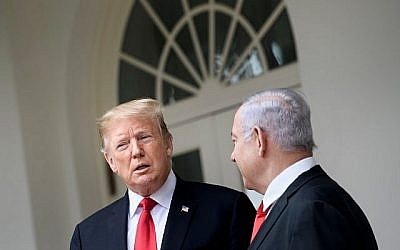 Le président américain Donald Trump (à gauche) et le Premier ministre israélien Benjamin Netanyahu discutent en se rendant à l'aile ouest de la Maison-Blanche pour un entretien, le 25 mars 2019. (Brendan Smialowski / AFP)