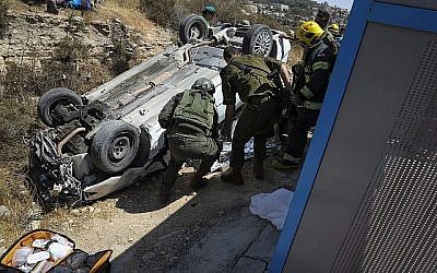 Des soldats inspectent la voiture utilisée lors d'une attaque présumée à proximité de Elazar, en Cisjordanie, le 16 août 2019. (Gershon Elinson / Flash90). Des soldats inspectent la voiture utilisée lors d'une attaque présumée à proximité de Elazar, en Cisjordanie, le 16 août 2019. (Gershon Elinson / Flash90).