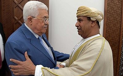 Le président de l'Autorité palestinienne Mahmoud Abbas et l'ambassadeur d'Oman en Jordanie, Khamis bin Mohammed al-Faris, se saluent à Ramallah, le 6 août 2019. (Crédit : Wafa)