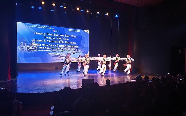 Le programme Harmonie folklorique, évènement co-organisé par des responsables vietnamiens et israéliens, le 25 août 2019, au Théâtre de la Jeunesse de Hanoi. (Crédit : IsraelinVietnam / Facebook) Le programme Harmonie folklorique, évènement co-organisé par des responsables vietnamiens et israéliens, le 25 août 2019, au Théâtre de la Jeunesse de Hanoi. (Crédit : IsraelinVietnam / Facebook)