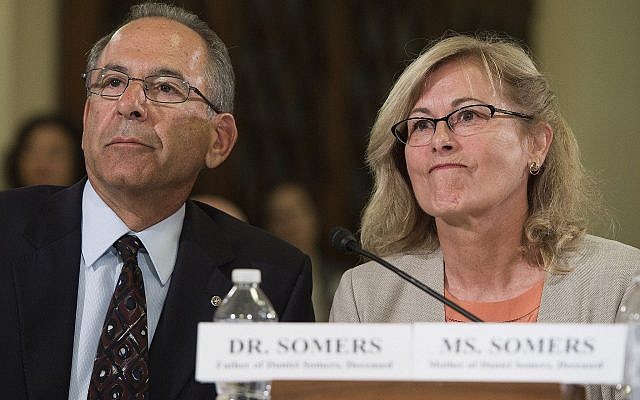 Howard et Jean Somers témoignent au sujet du suicide de leur fils lors d'une audience de la House Committee on Veterans Affairs au Capitole, Washington, DC, le 10 juillet 2014. (Saul Loeb/AFP/Getty Images/via JTA)