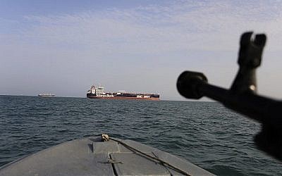 Un bateau rapide de la Garde révolutionnaire iranienne pointe une arme en direction du pétrolier Stena Impero, qui bat pavillon britannique, saisi dans le détroit d'Ormuz par la Garde et conduit dans le port iranien de Bandar Abbas, le 21 juillet 2019. (Morteza Akhoondi / Tasnim News Agence via AP) Un bateau rapide de la Garde révolutionnaire iranienne pointe une arme en direction du pétrolier Stena Impero, qui bat pavillon britannique, saisi dans le détroit d'Ormuz par la Garde et conduit dans le port iranien de Bandar Abbas, le 21 juillet 2019. (Morteza Akhoondi / Tasnim News Agence via AP)