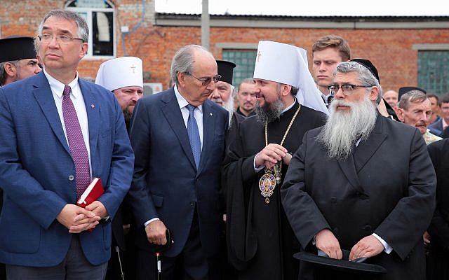Yaakov Dov Bleich (d), grand-rabbin d'Ukraine, avec l'ambassadeur canadien en Ukraine Roman Waschuk, (g) et le métropolite d'Ukraine Epiphane, à la tête de l'Eglise orthodoxe, le 21 août 2019. (Crédit : Aliona Nikolaievych/Barcroft Media via Getty Images/via JTA)