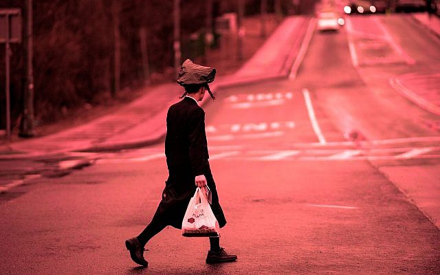 Un jeune Hassidique traverse une rue à Monsey, dans le comté de Rockland, à New York, le 5 avril 2019 (Crédit : Johannes Eisele/AFP/Getty Images) Un jeune Hassidique traverse une rue à Monsey, dans le comté de Rockland, à New York, le 5 avril 2019 (Crédit : Johannes Eisele/AFP/Getty Images)