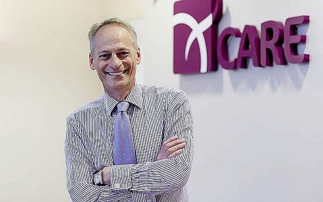 Dr. Simon Fishel, de la firme ProFam, qui prétend pourvoir repousser la ménopause de 20 ans. (Crédit : Wikipedia, Creative Commons) Dr. Simon Fishel, de la firme ProFam, qui prétend pourvoir repousser la ménopause de 20 ans. (Crédit : Wikipedia, Creative Commons)