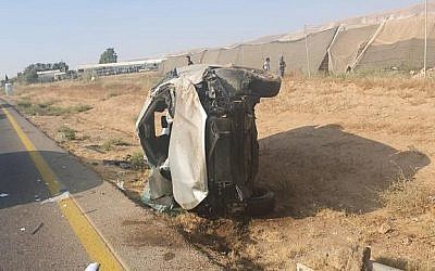 Une voiture accidentée après un accident meurtrier sur la Route 90, le 2 août 2019 (Crédit : Police israélienne) Une voiture accidentée après un accident meurtrier sur la Route 90, le 2 août 2019 (Crédit : Police israélienne)