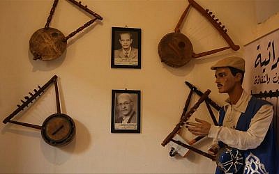 Un atelier de semsemia, une harpe traditionnelle égyptienne, au Caire. (Créditt : AFPTV)