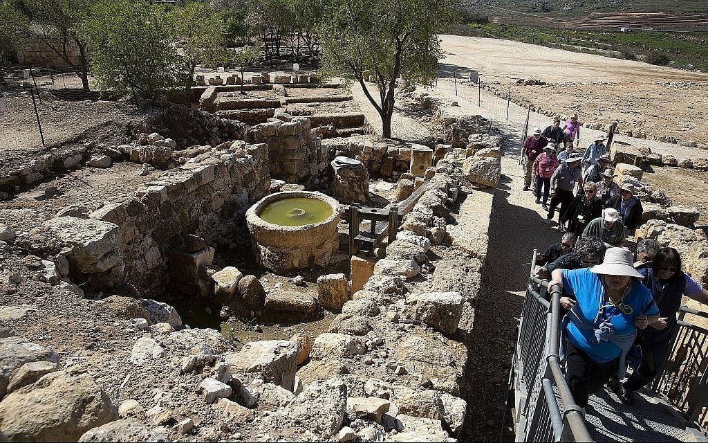 Des touristes visitent le site archéologique de Tel Shiloh en Cisjordanie, le 12 mars 2019. (AP/Sebastian Scheiner)