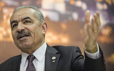 Le Premier ministre de l'Autorité palestinienne Mohammad Shtayyeh à son bureau dans la ville de Ramallah, en Cisjordanie, le 16 avril 2019. (AP Photo/ Nasser Nasser) Le Premier ministre de l'Autorité palestinienne Mohammad Shtayyeh à son bureau dans la ville de Ramallah, en Cisjordanie, le 16 avril 2019. (AP Photo/ Nasser Nasser)