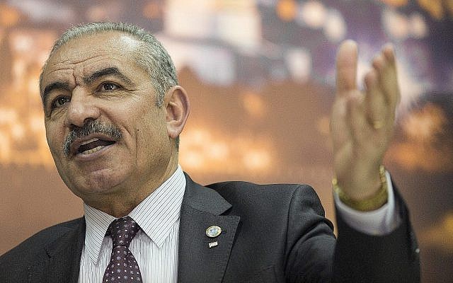 Le Premier ministre de l'Autorité palestinienne Mohammad Shtayyeh à son bureau dans la ville de Ramallah, en Cisjordanie, le 16 avril 2019. (AP Photo/ Nasser Nasser)