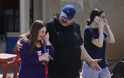 Des Américains arrivent à l'école MacArthur Elementary,retrouver leurs proches, qui y ont été confinés l'attaque au magasin Walmart d'El Paso, au Texas le 3 oût 2019. (Crédit : Briana Sanchez/ The El Paso Times via AP)