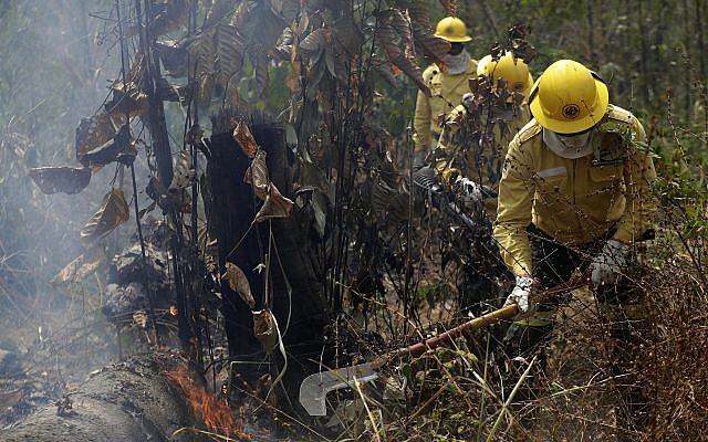 Des pompiers dans la région de Vila Nova Samuel dans la partie brésilienne de l'Amazon, le 25 août 2019. (Crédit : AP Photo/Eraldo Peres) Des pompiers dans la région de Vila Nova Samuel dans la partie brésilienne de l'Amazon, le 25 août 2019. (Crédit : AP Photo/Eraldo Peres)