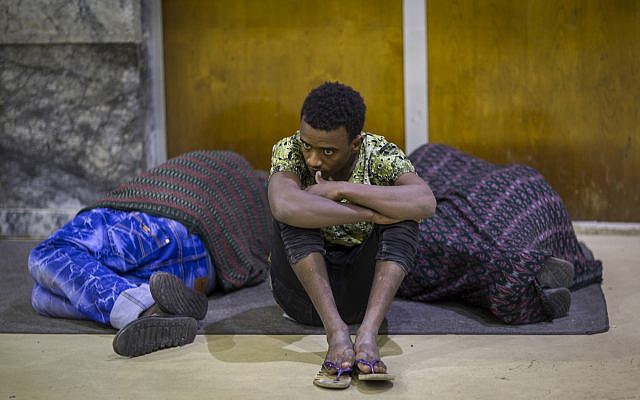L'éthiopian Zeynu Abebe, 19 ans, est assis entre deux autres migrants à l'aéroport d'Adis Abeba, après avoir été expulsé d'Arabie saoudite, le 22 décember 2017. (Crédit : AP Photo/Mulugeta Ayene)