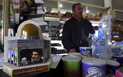 Une tirelire à l'effigie de Hassan Nasrallah, chef du Hezbollah, destinée à récolter des fonds en faveur du groupe terroriste libanais, dans le village de Kfar Rumman, au Liban, le 21 janvier 2016. (Crédit : AP/Bilal Hussein)