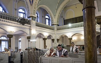 Un office du matin à la synagogue de Vilnius, le 4 novembre 2018. (Crédit : AP/Mindaugas Kulbis)